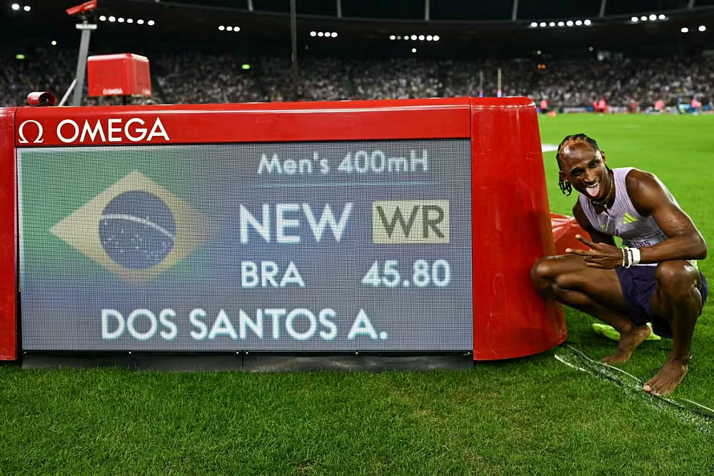 Alison dos Santos bate recorde mundial nos 400m com barreiras na etapa de Zurique da Diamond League.