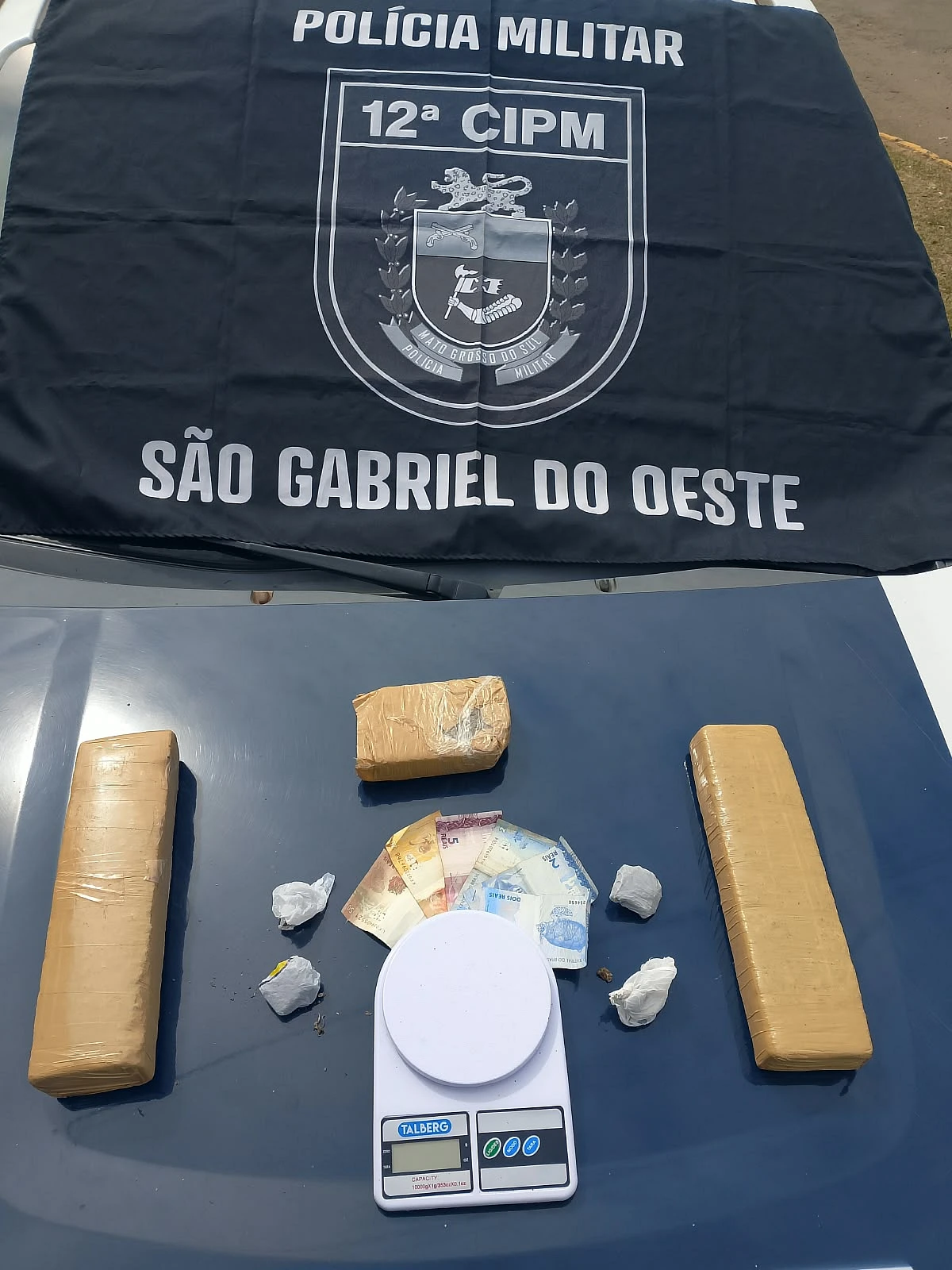 PM apreende adolescente com 2,4 kg de maconha, dinheiro e balança de precisão em São Gabriel do Oeste