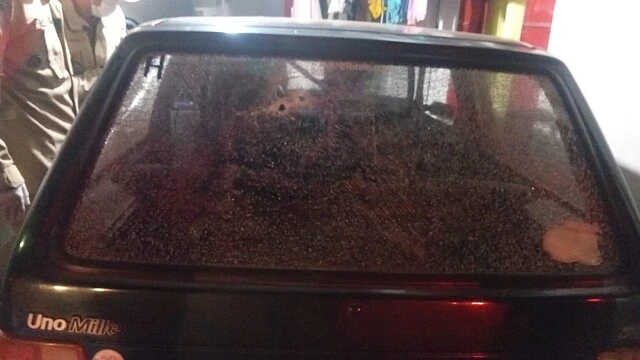 Carro atacado por facção criminosa no sábado.