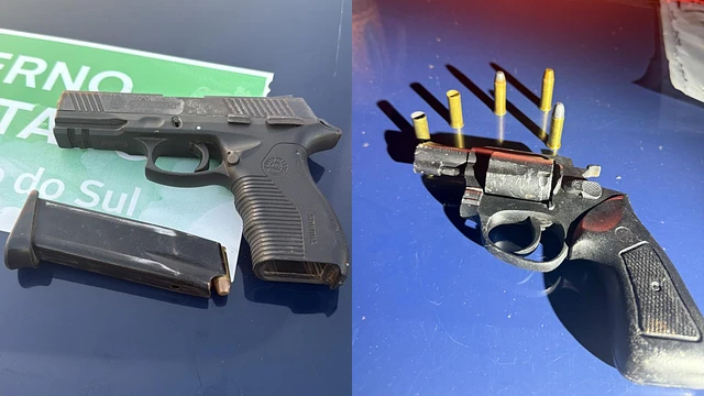 Pistola e revólver apreendidos com suspeitos.