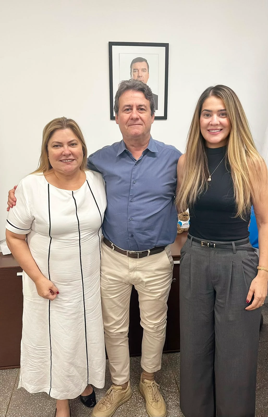 Secretário de Estado de Saúde, Maurício Simões Corrêa (centro), a secretária-adjunta de Saúde, Crhistinne Maymone (esquerda), e a secretária municipal de Saúde de São Gabriel do Oeste, Kátia Lira (direita).