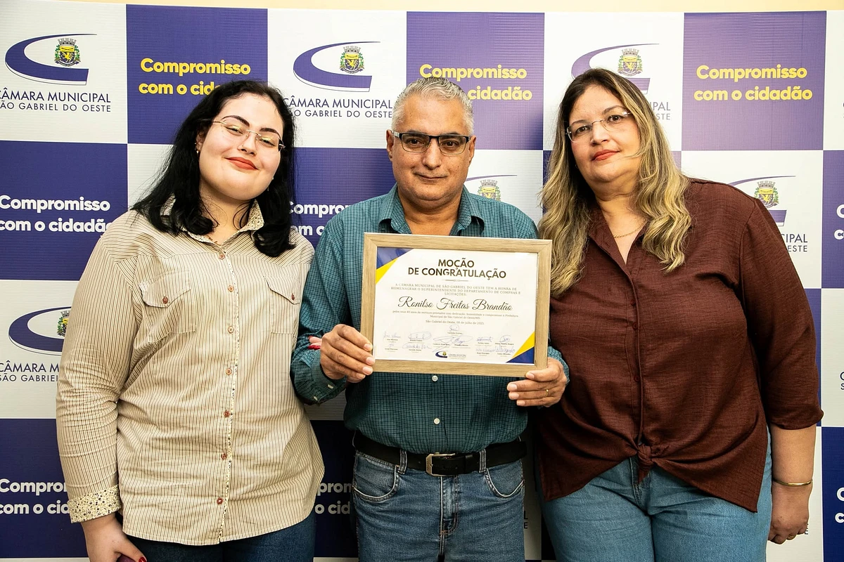 Ronilso com esposa e filha, após homenagem na Câmara de Vereadores, em 2025.
