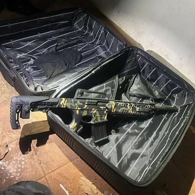 Espingarda calibre 12, modelo VR90, encontrada dentro de mala no imóvel; arma será analisada para verificar possível relação com homicídio.