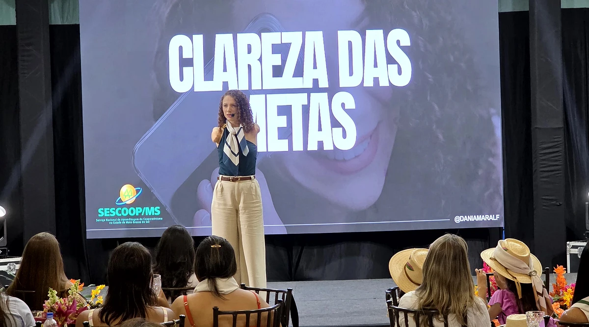 Dani Amaral durante a palestra: convidada para o Encontro de Mulheres Cooperativistas, ela compartilhou experiências e abordou a importância de transformar adversidades em oportunidades de aprendizado e superação.