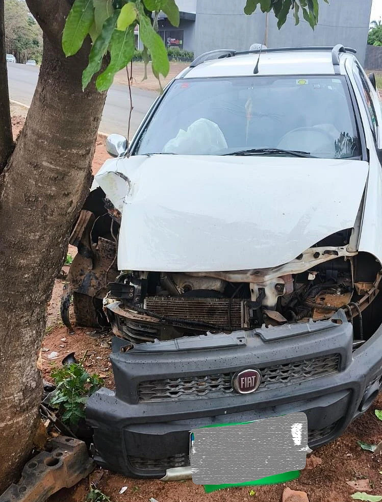 Condutora fica ferida após perder controle de veículo e bater contra árvore em Camapuã