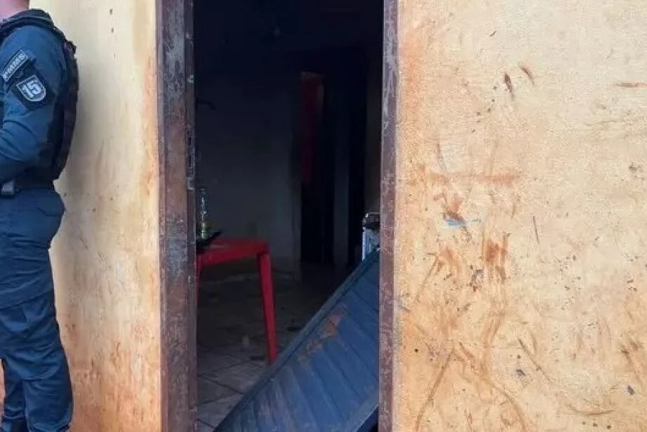 Polícia Militar isolou a residência onde Kauan Rodrigues de Matos foi morto a tiros nesta terça-feira (22), em Rio Brilhante.