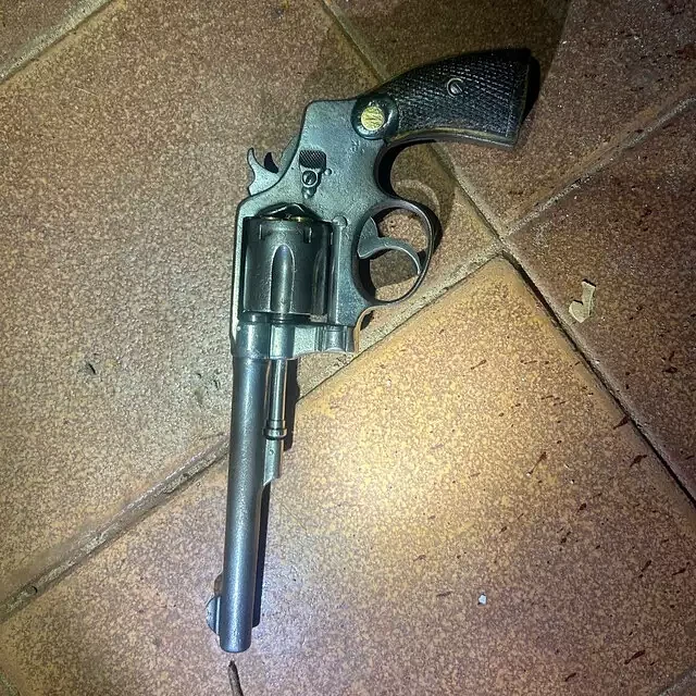 Revólver calibre .38 que, segundo a polícia, foi apontado por Guilherme na direção dos agentes durante a ação.