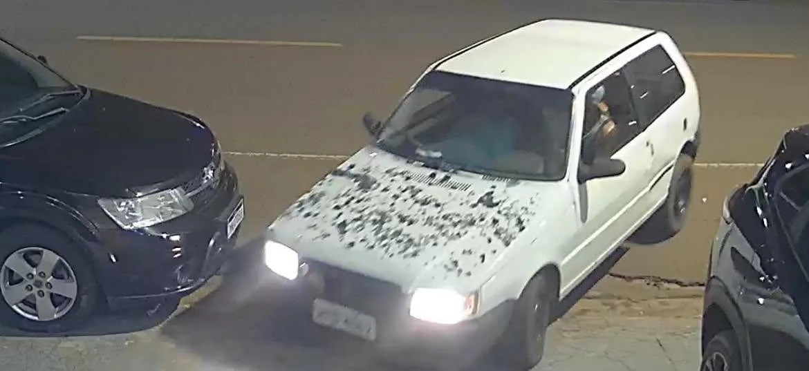 Fiat Uno ficou com cacos de vidro sobre o capô após colidir contra as portas da Dimensão Peças Agrícolas, em São Gabriel do Oeste.