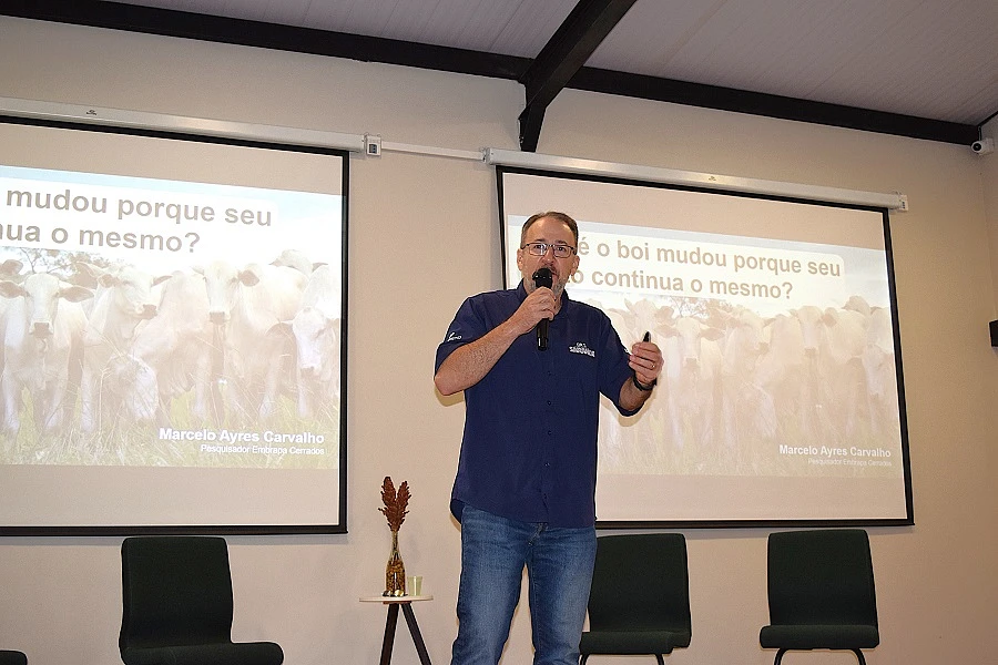 Pesquisador Marcelo Ayres apresentou as vantagens do uso das cultivares mais modernas de forrageiras tropicais.