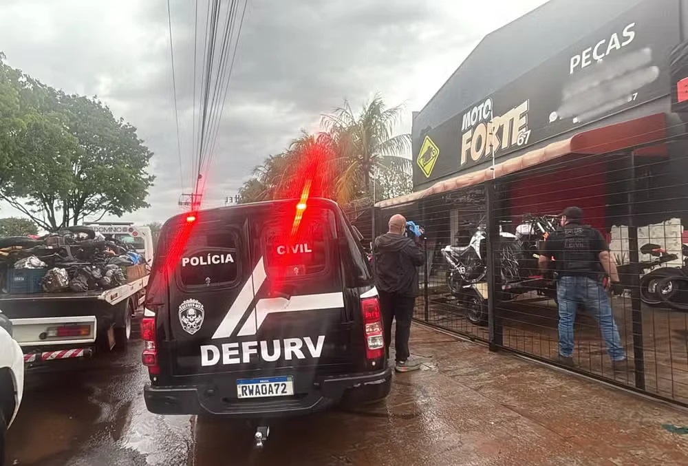 Oficina de Campo Grande é alvo de operação, e três são presos com peças de motos roubadas.