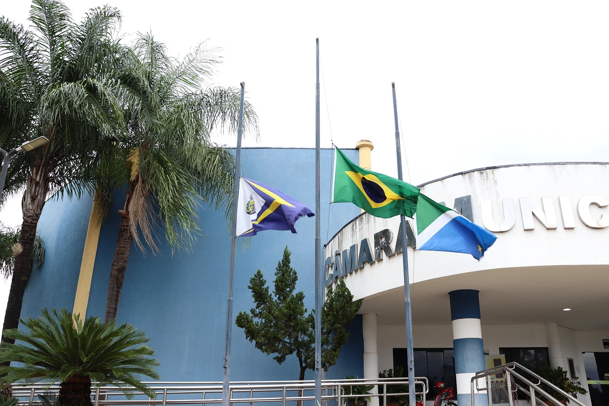 Durante o período de luto, as bandeiras da Câmara permanecerão a meio mastro, como forma de respeito e homenagem às trajetórias dos dois.