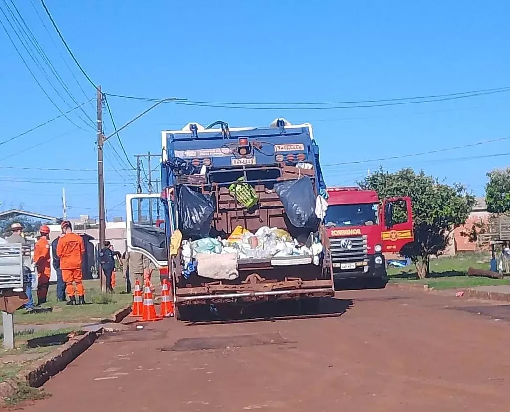 Bombeiros e policiais no local onde gari foi atropelado e morto.