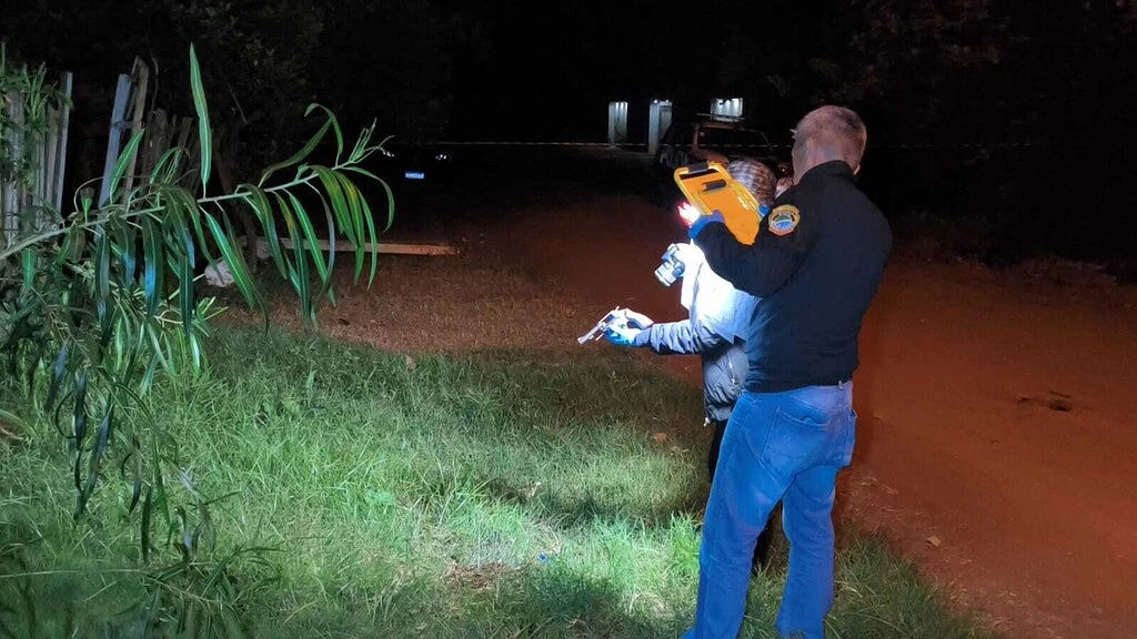 Peritos recolhem arma no local do confronto.
