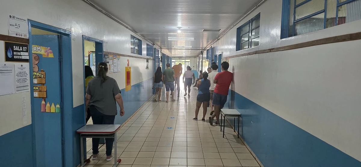 Eleitores votando no segundo turno em São Gabriel do Oeste.