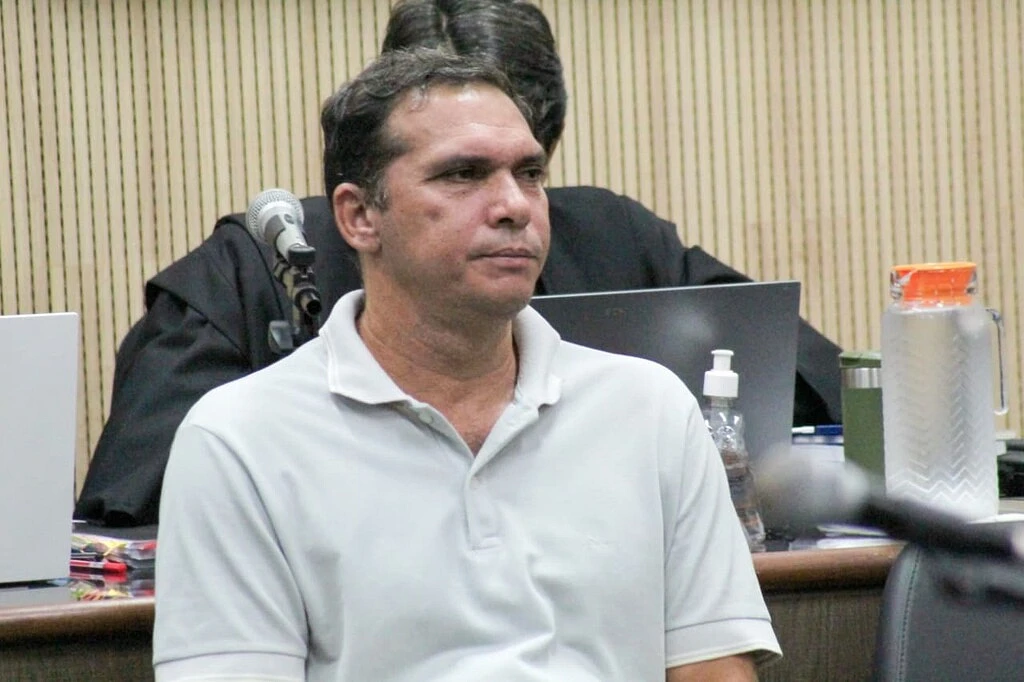 Edvan da Silva Rodrigues sentado no banco dos réus.