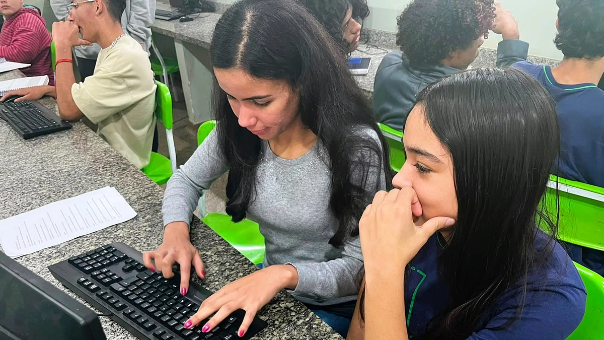 Isabelly Sanches Gama faz curso técnico de IA em escola estadual de Dourados.