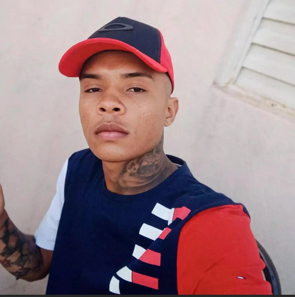 Wellington Paes Lino, réu por esfaquear a ex-namorada, em publicação nas redes sociais.