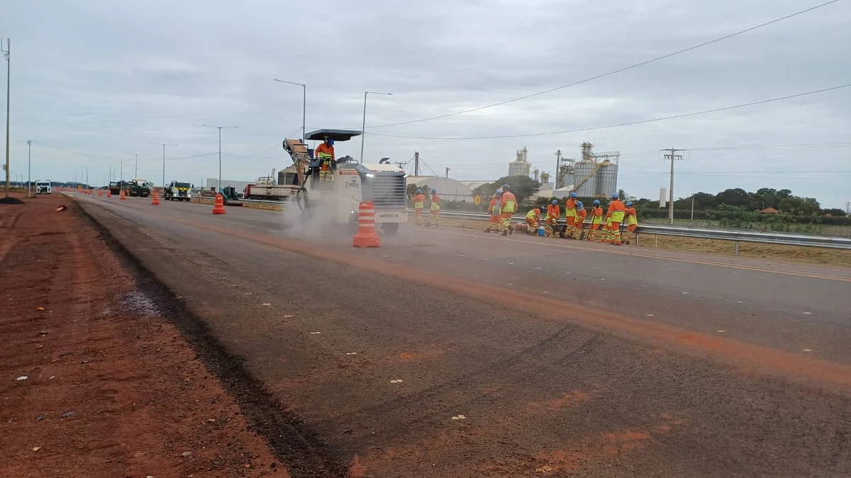 Equipes estão trabalhando no local neste sábado (17).