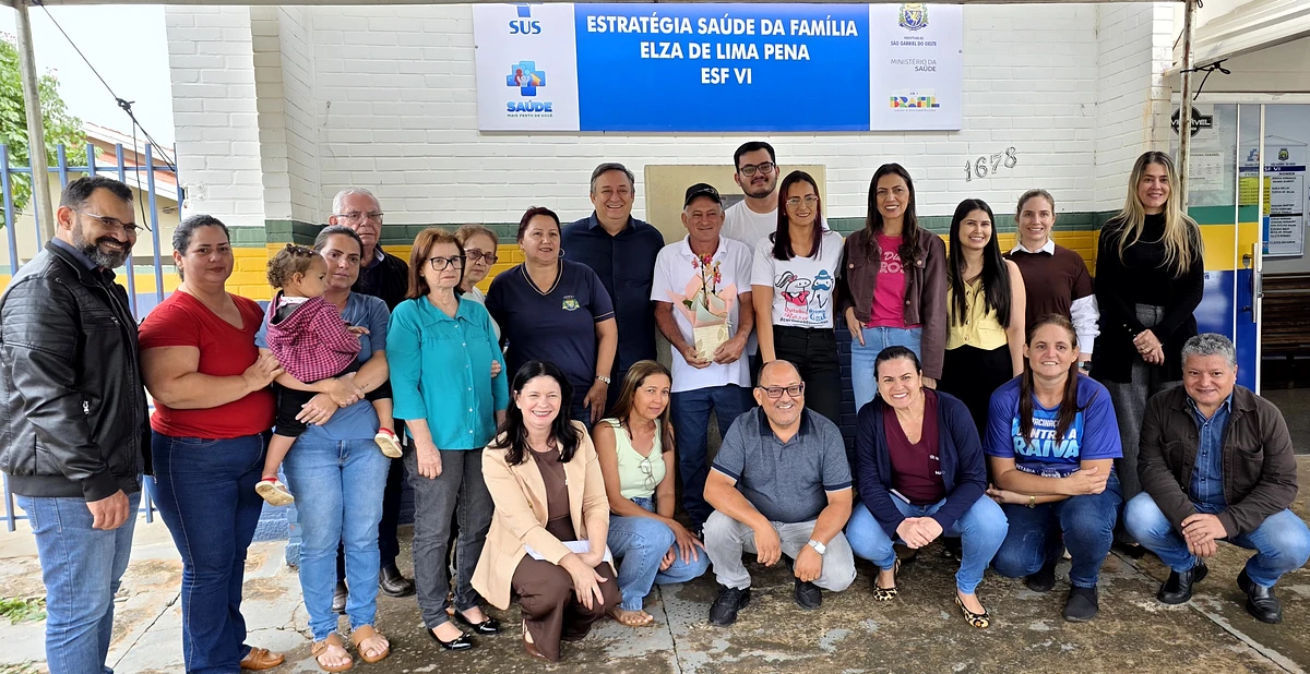 Familiares, equipe da unidade de saúde e autoridades.